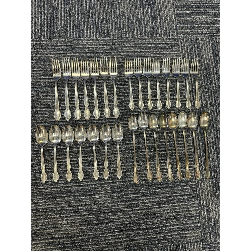 30 Pcs Vintage Wm Rogers Precious Mirror Flatware Silver Plate Forks Spoons